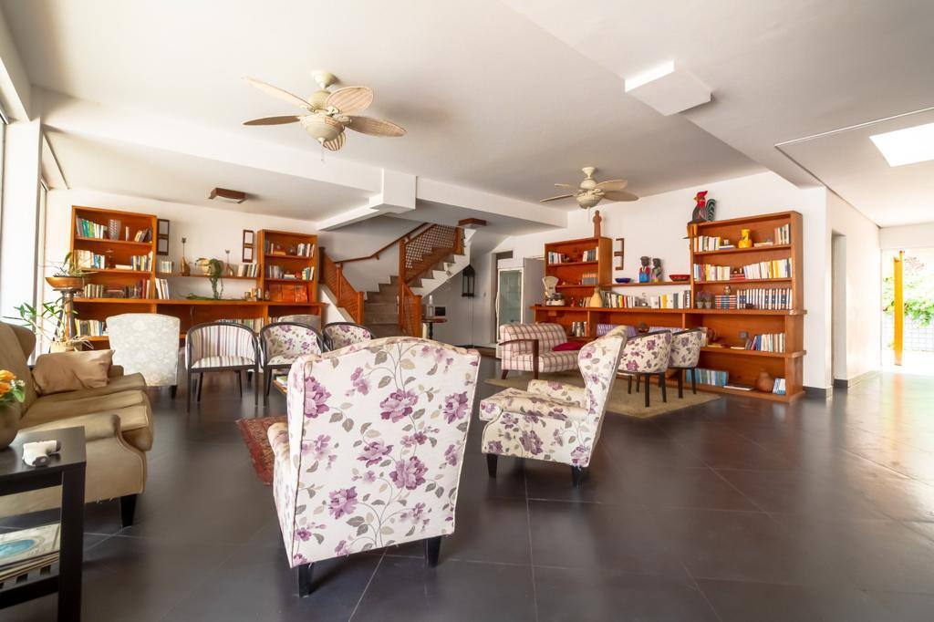 Sala ampla com escada e estantes de livros