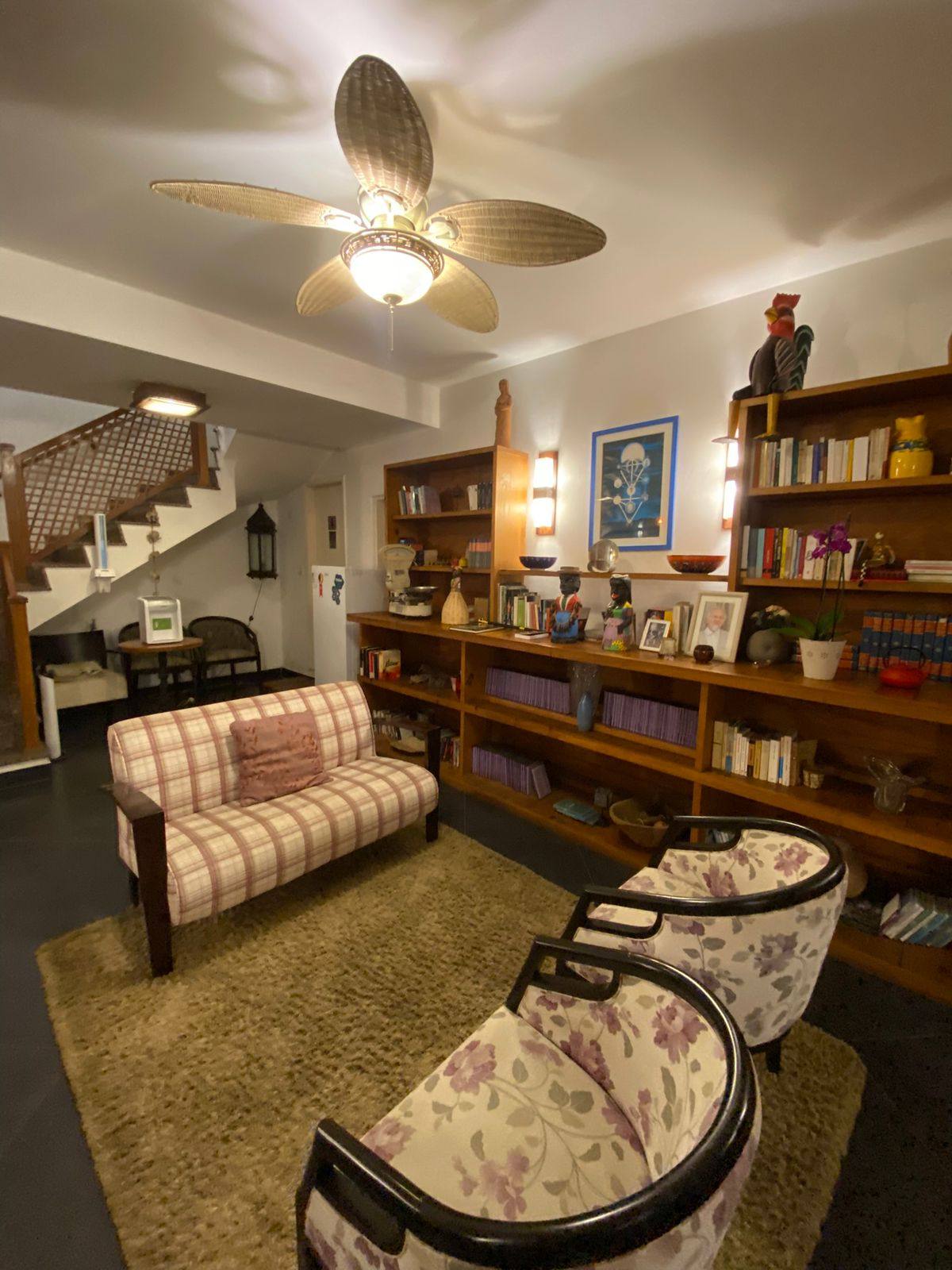 Sala de estar aconchegante com biblioteca