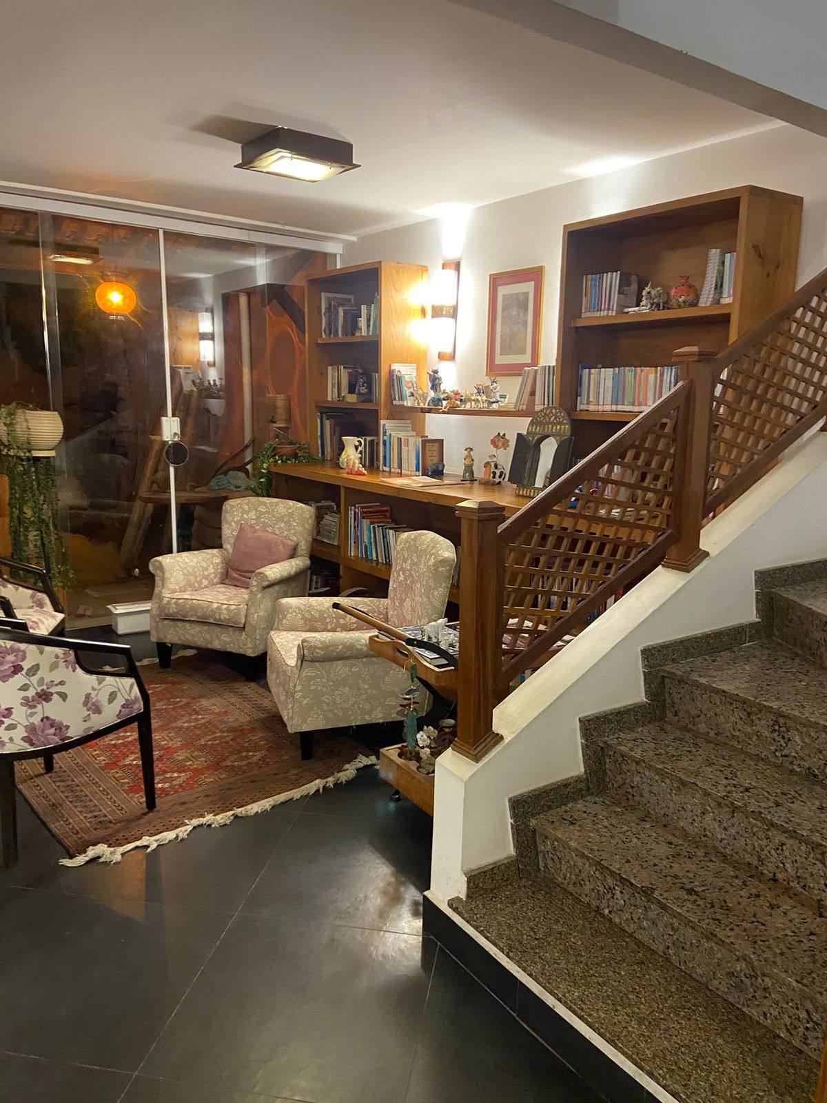 Poltronas de atendimento junto à biblioteca